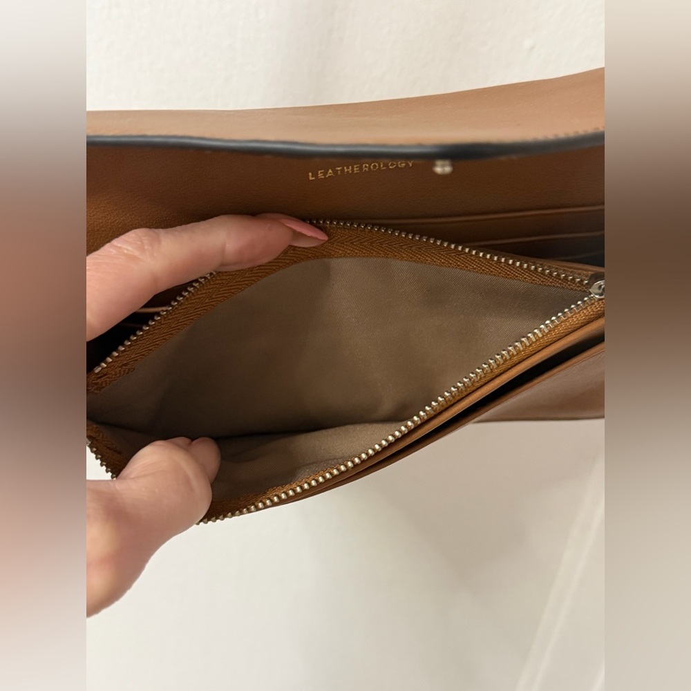 Leatherology leather envelope Tan Crossbody Bag NWOT - Picture 11 of 12